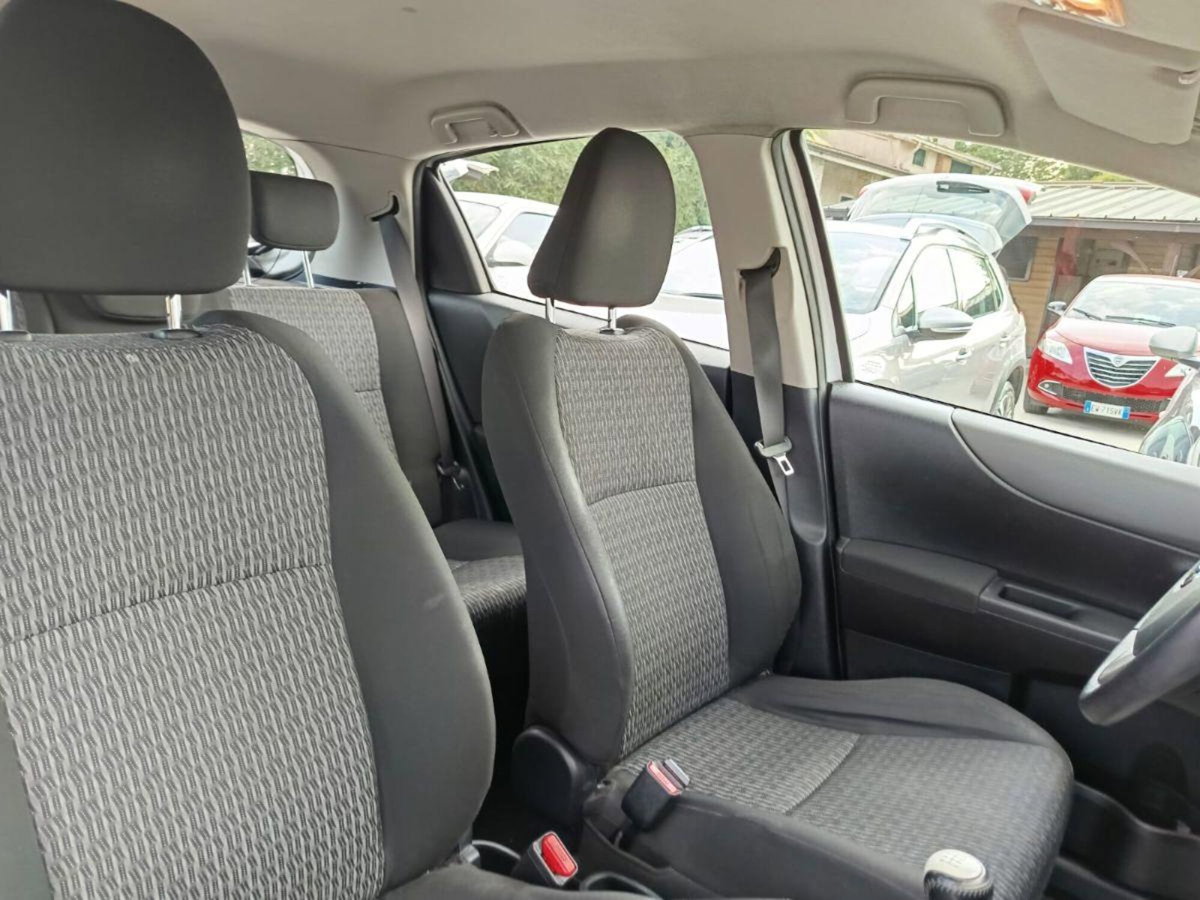 Toyota Yaris 1.D-4D 5 porte Lounge (15)
