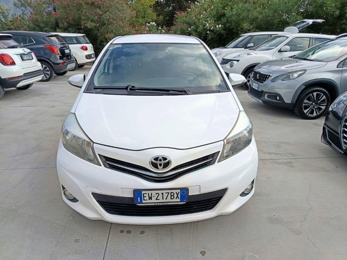 Toyota Yaris 1.D-4D 5 porte Lounge (3)