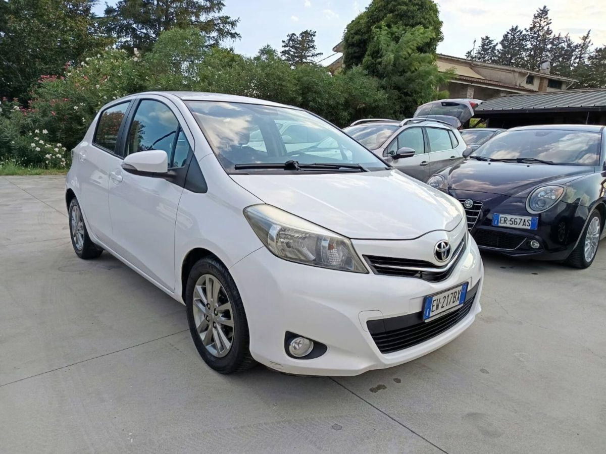 Toyota Yaris 1.D-4D 5 porte Lounge (4)