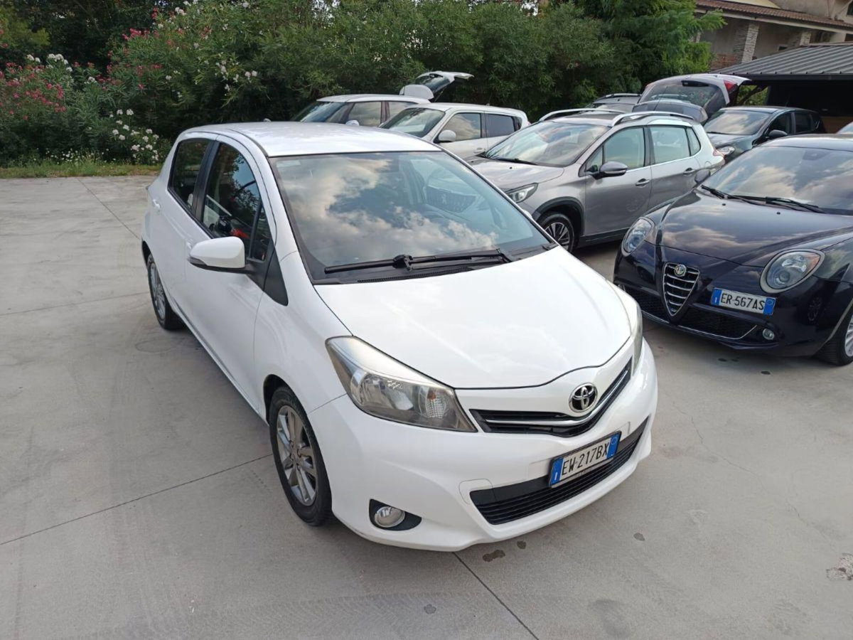 Toyota Yaris 1.D-4D 5 porte Lounge (5)
