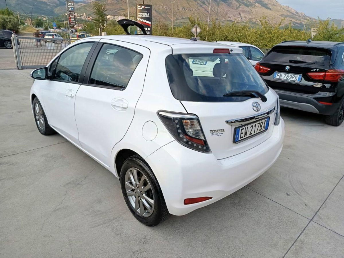 Toyota Yaris 1.D-4D 5 porte Lounge (6)