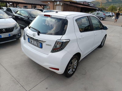 Toyota Yaris 1.D-4D 5 porte Lounge (8)