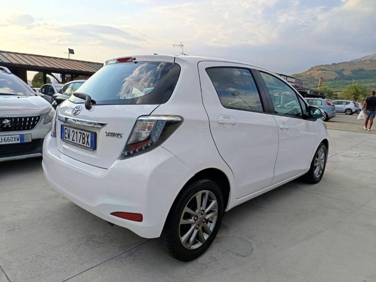 Toyota Yaris 1.D-4D 5 porte Lounge (9)