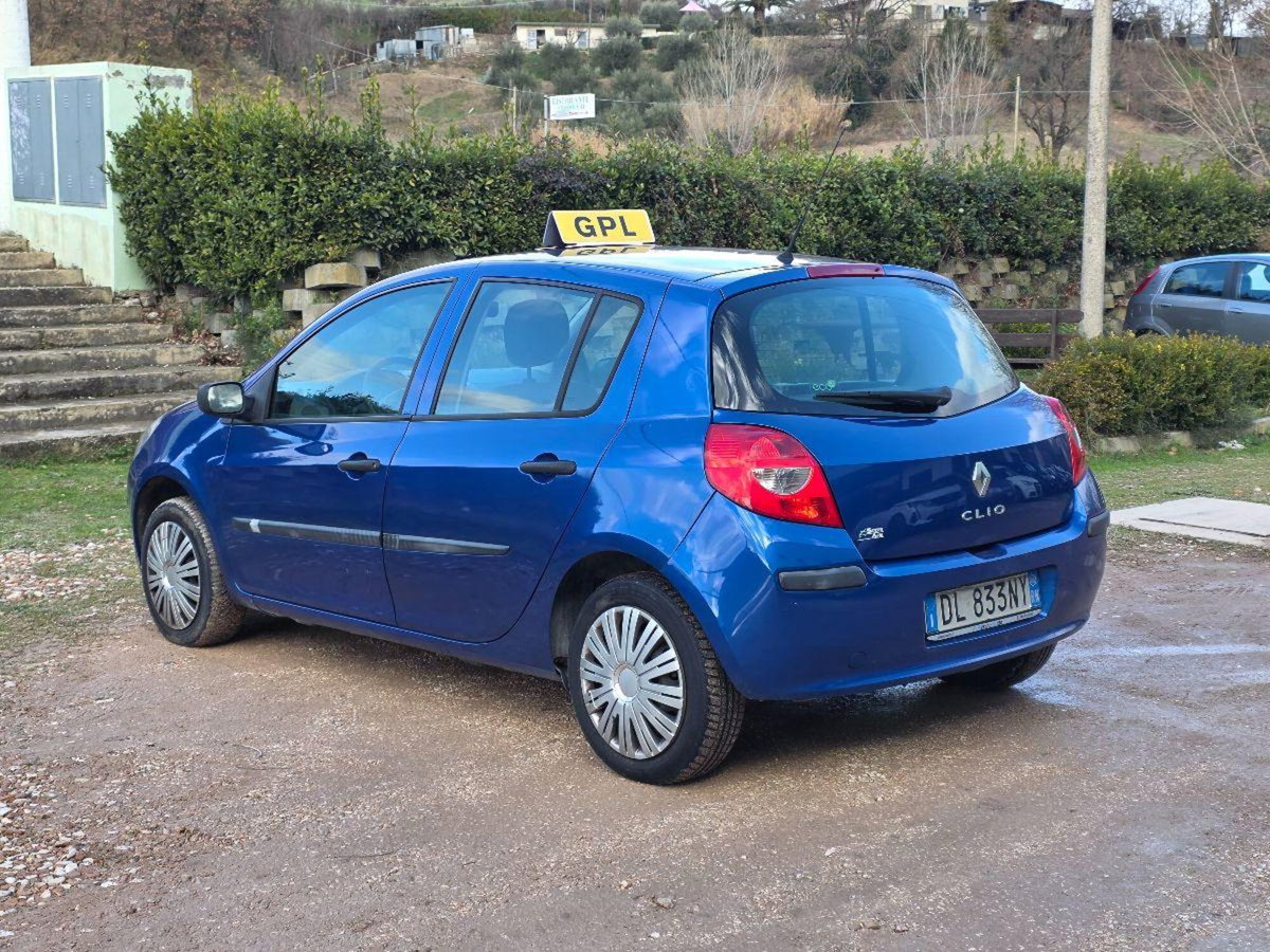 Renault Clio 1.2 16V 65CV 5 porte 4U Pack (4)