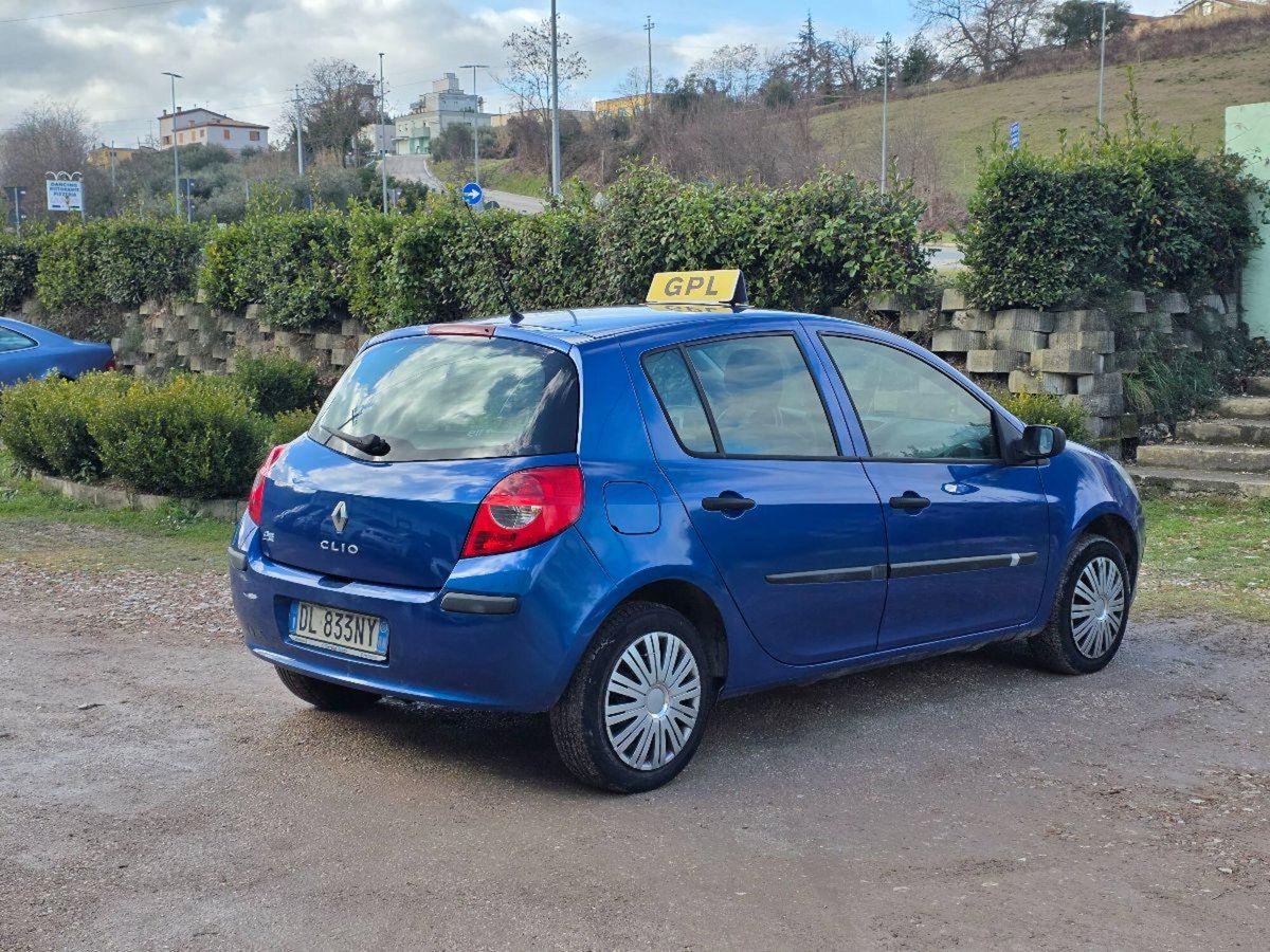 Renault Clio 1.2 16V 65CV 5 porte 4U Pack (6)