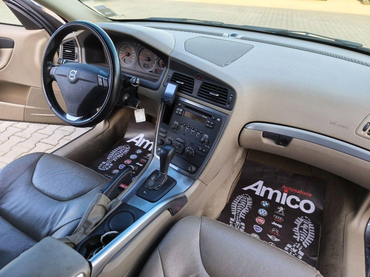 Volvo XC70 2.4 D5 20V (185CV) cat AWD Summum (19)