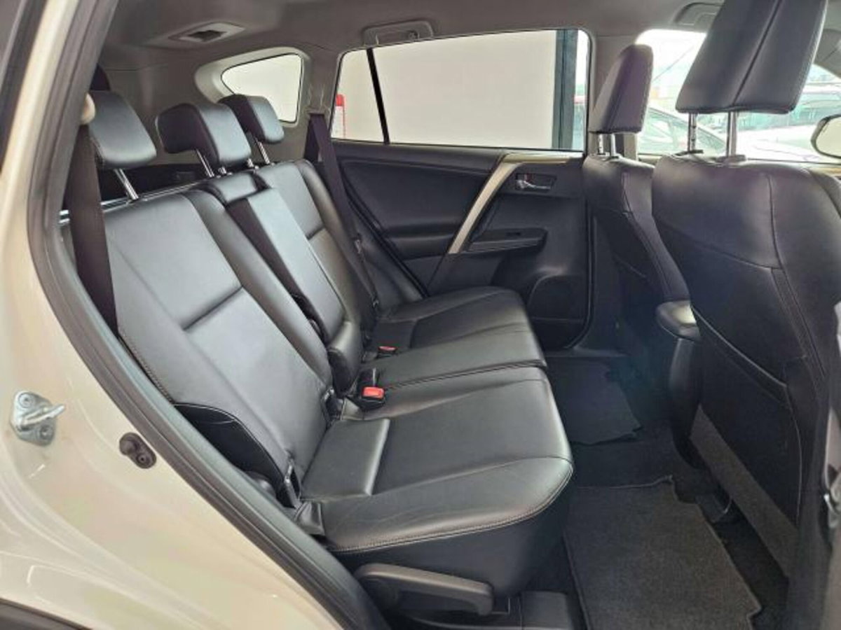 Toyota Rav4 D-CAT A/T 4WD Lounge White Ed. (13)