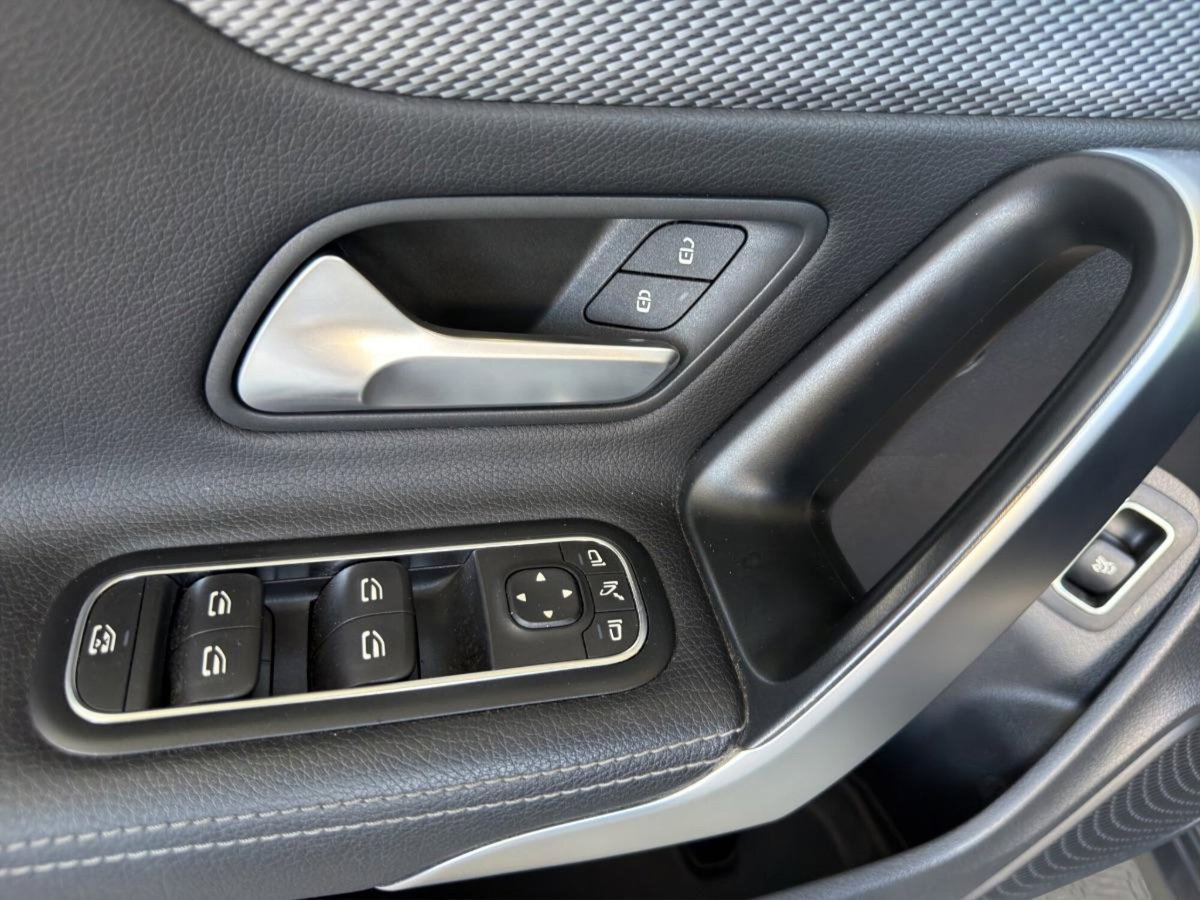 Mercedes-Benz CLA 180 d Executive (14)
