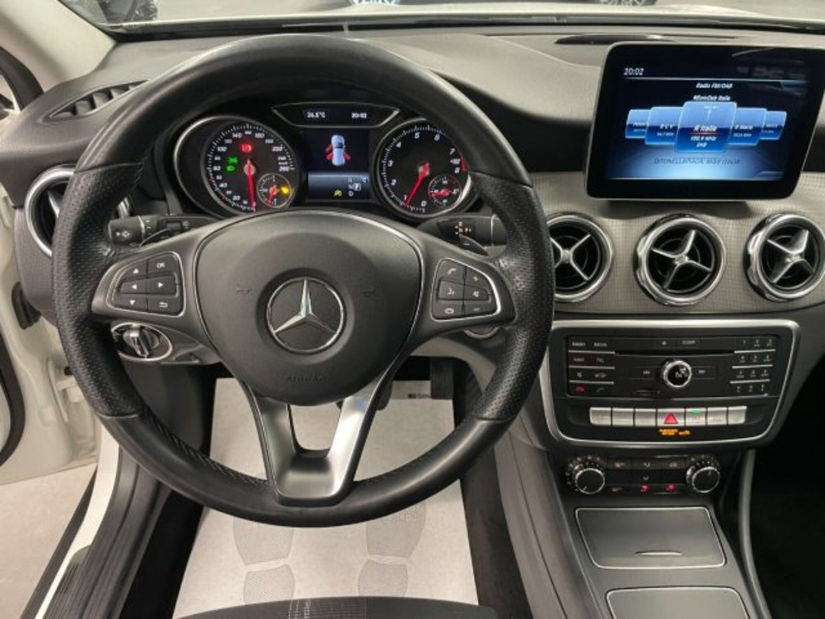 Mercedes-Benz GLA SUV 180 Sport (17)