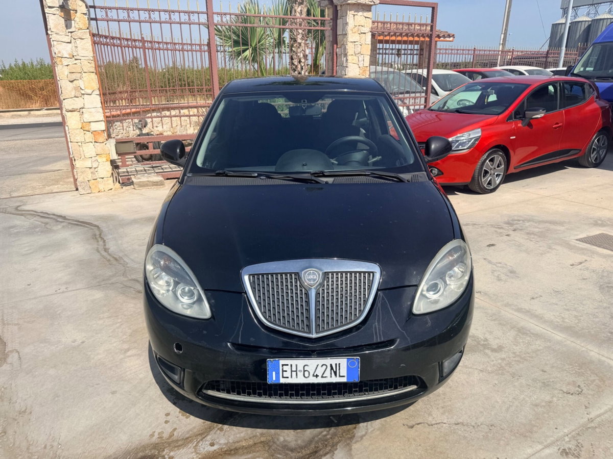 Lancia Ypsilon 1.3 MJT 75 CV Diva (2)