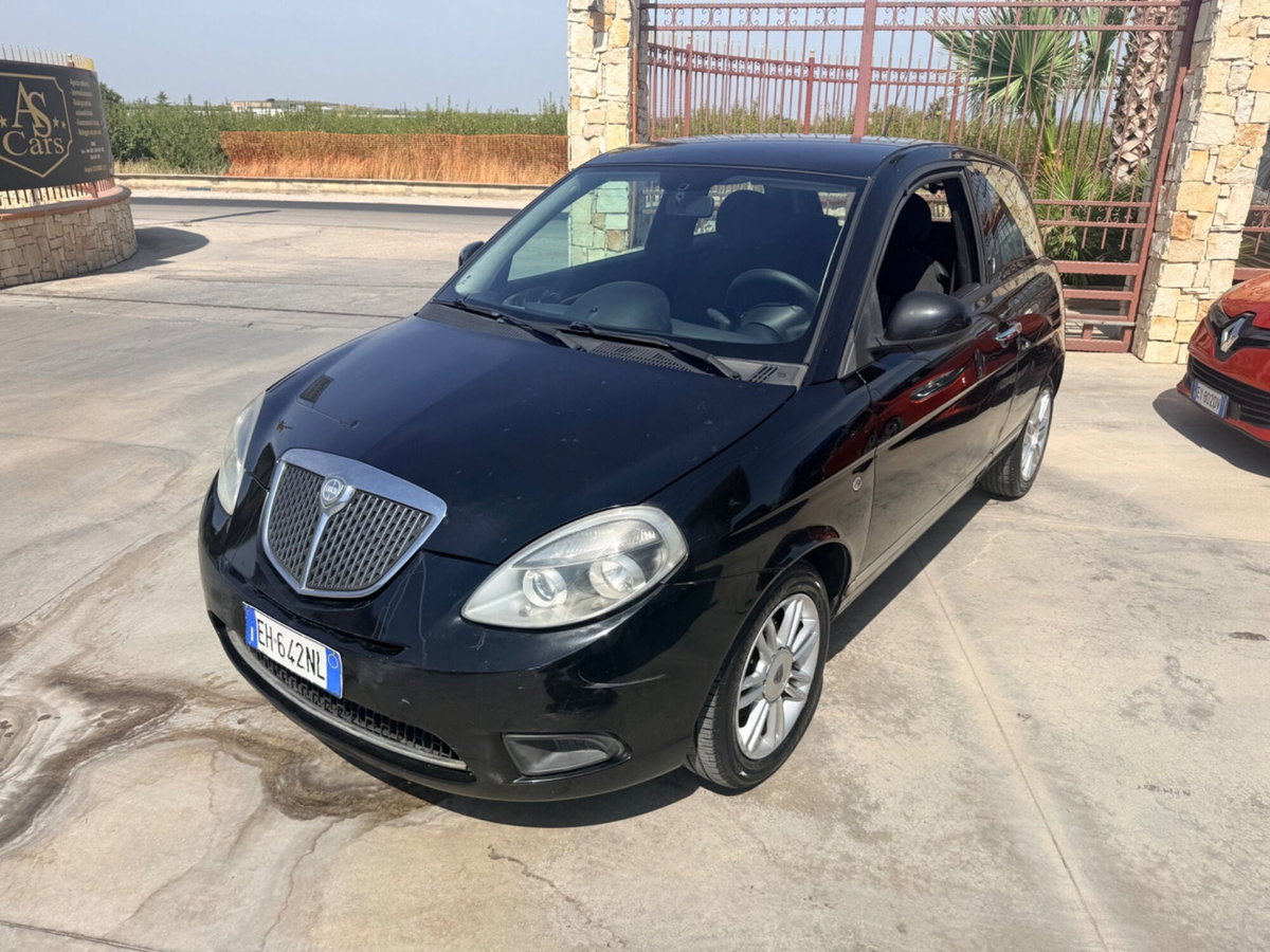 Lancia Ypsilon 1.3 MJT 75 CV Diva (3)