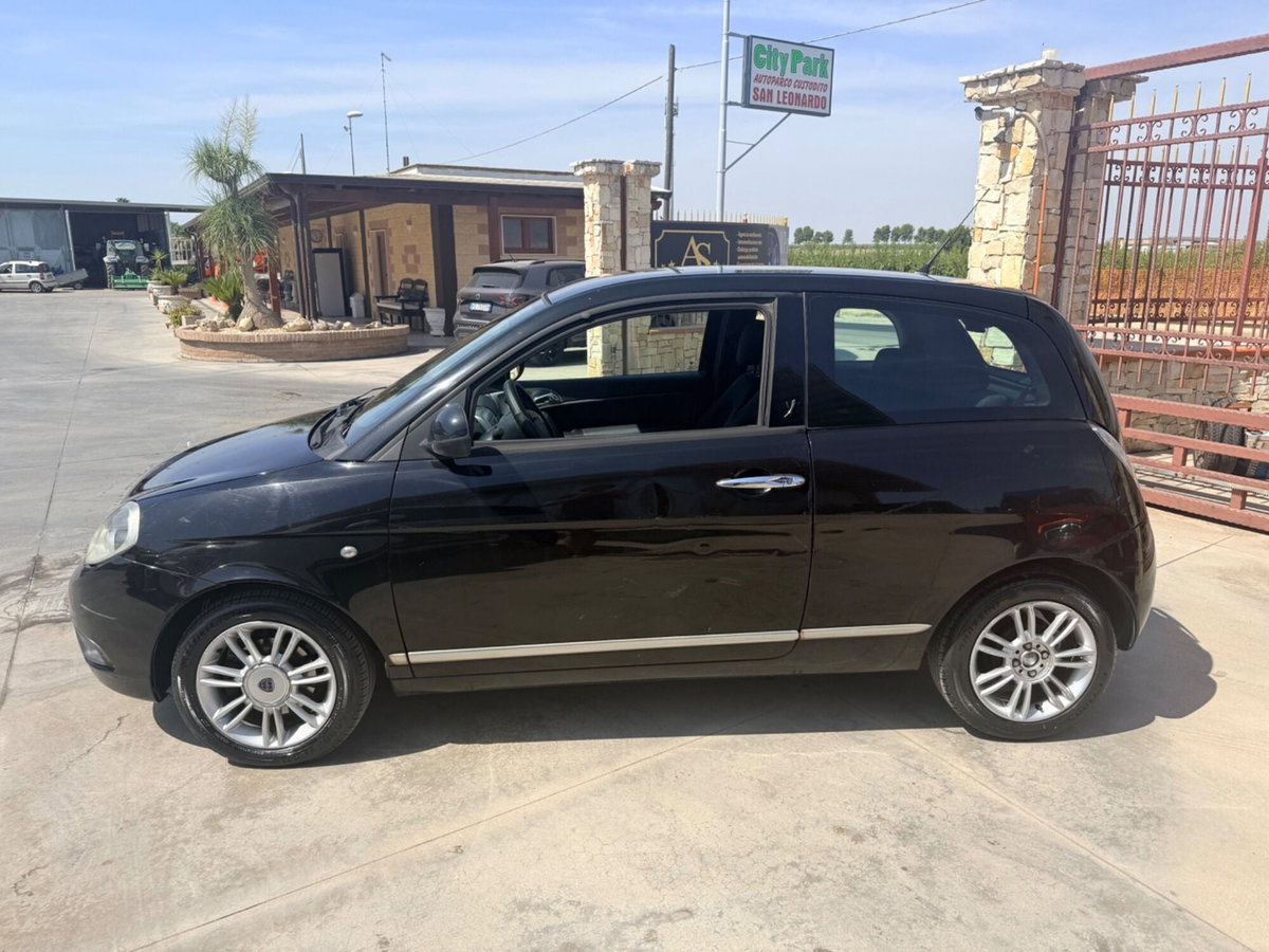 Lancia Ypsilon 1.3 MJT 75 CV Diva (4)
