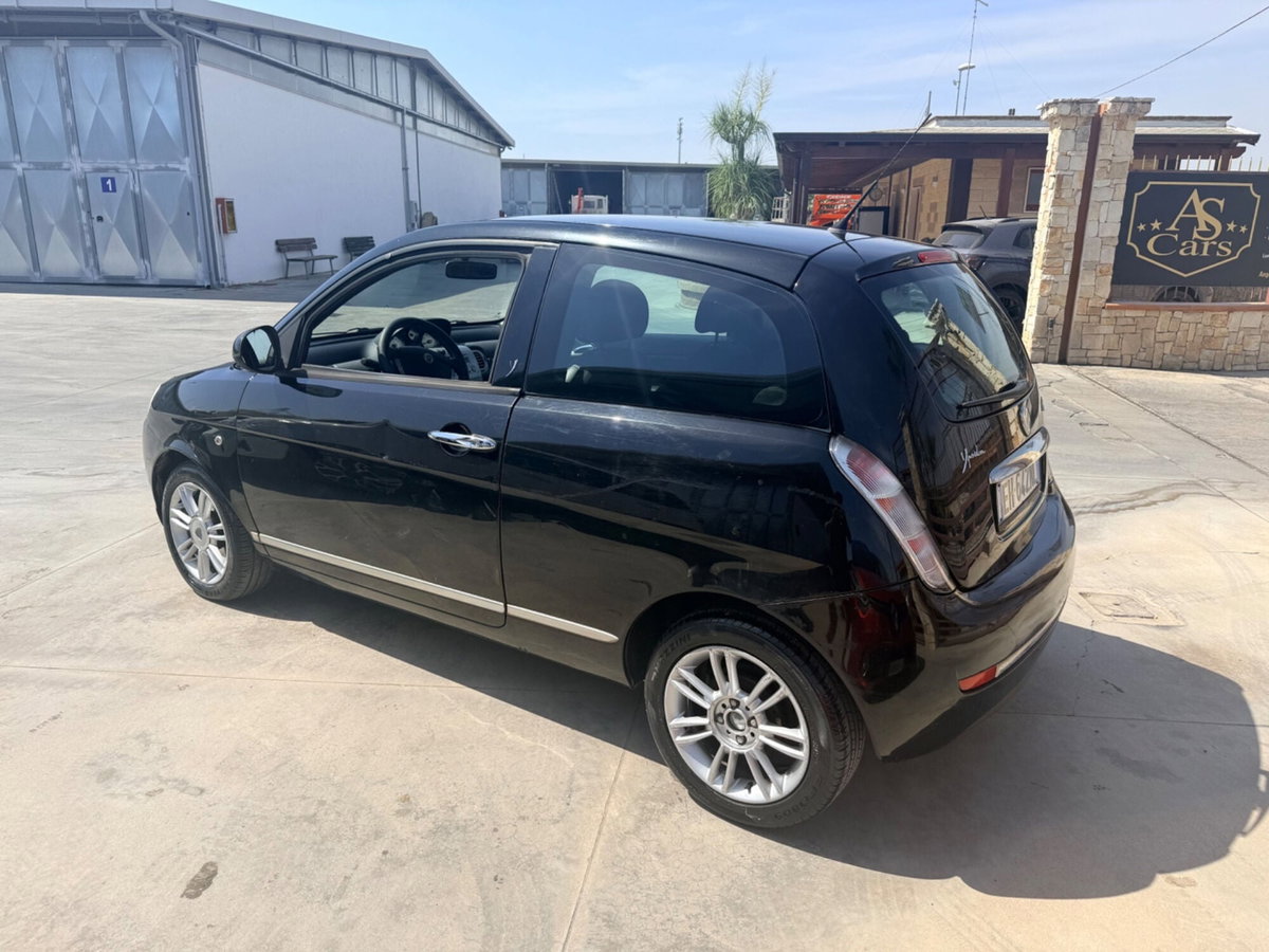 Lancia Ypsilon 1.3 MJT 75 CV Diva (7)