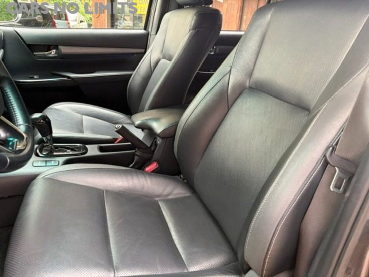 Toyota Hilux 2.8 D A/T 4WD porte Double Cab Invincible (10)