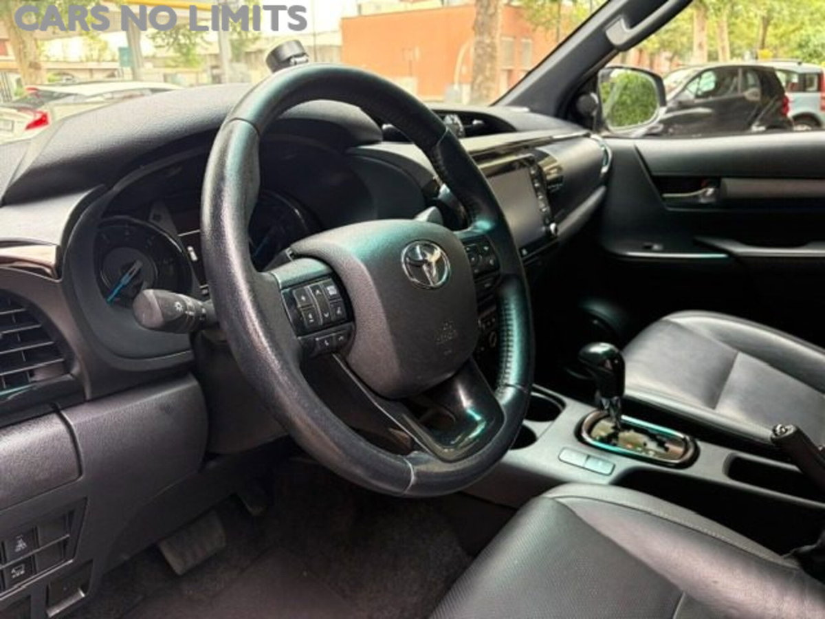 Toyota Hilux 2.8 D A/T 4WD porte Double Cab Invincible (3)