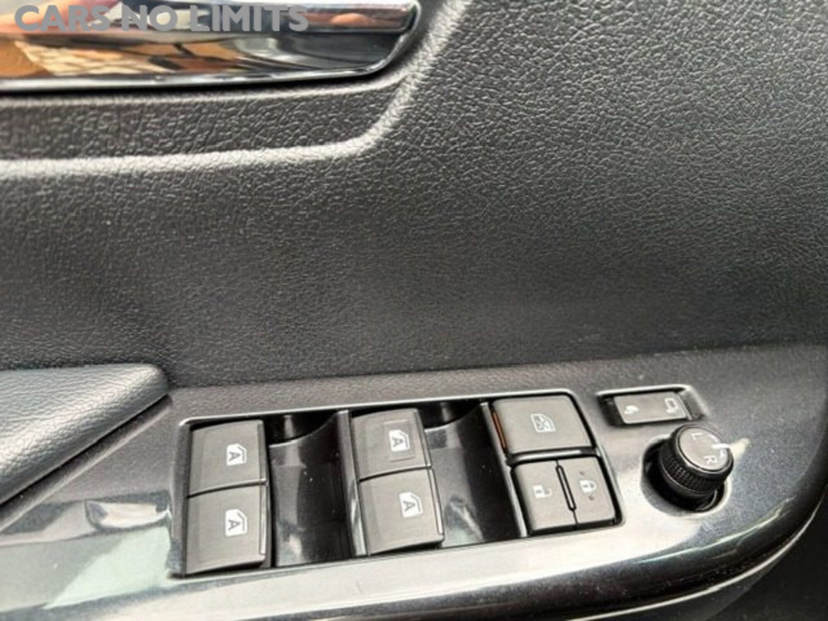 Toyota Hilux 2.8 D A/T 4WD porte Double Cab Invincible (5)
