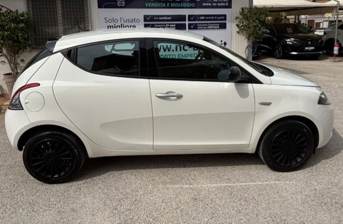Lancia Ypsilon 1.0 FireFly 5 porte S&S Hybrid Silver Plus (2)