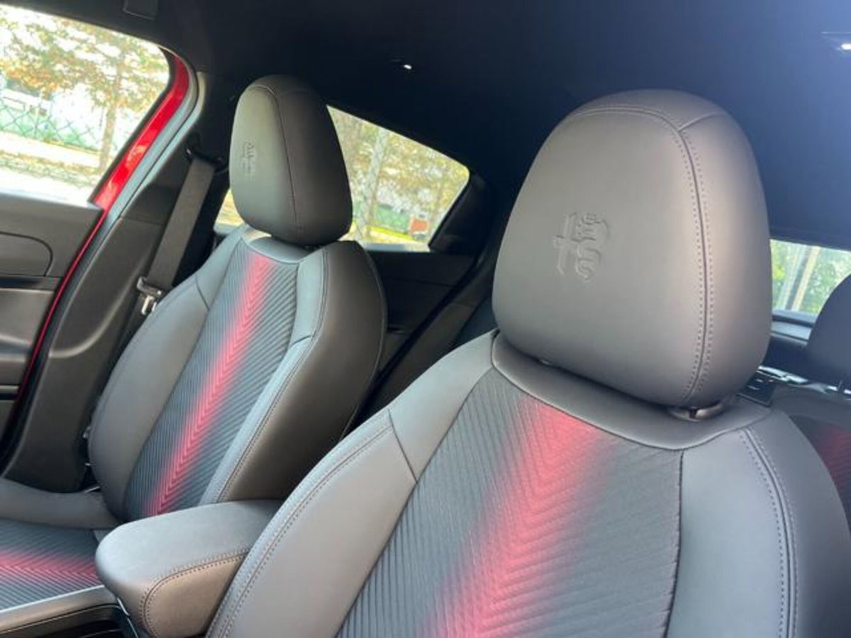 Alfa Romeo Junior 1.2 ibrida Speciale 145cv edct6 (11)