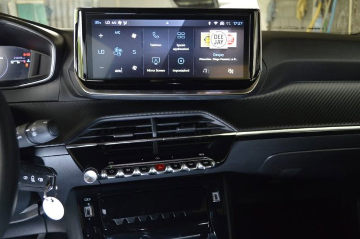 Peugeot 2008 PureTech 100 S&S Allure (12)