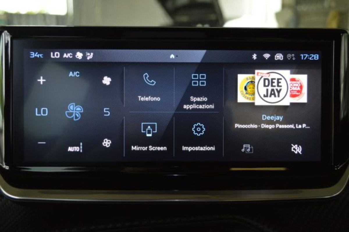 Peugeot 2008 PureTech 100 S&S Allure (16)