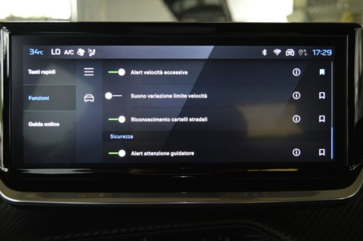 Peugeot 2008 PureTech 100 S&S Allure (18)