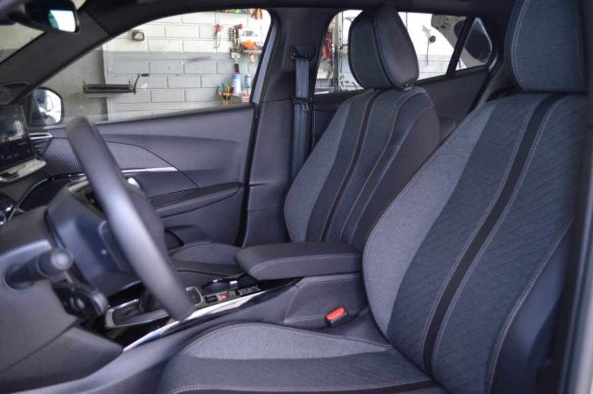 Peugeot 2008 PureTech 100 S&S Allure (8)