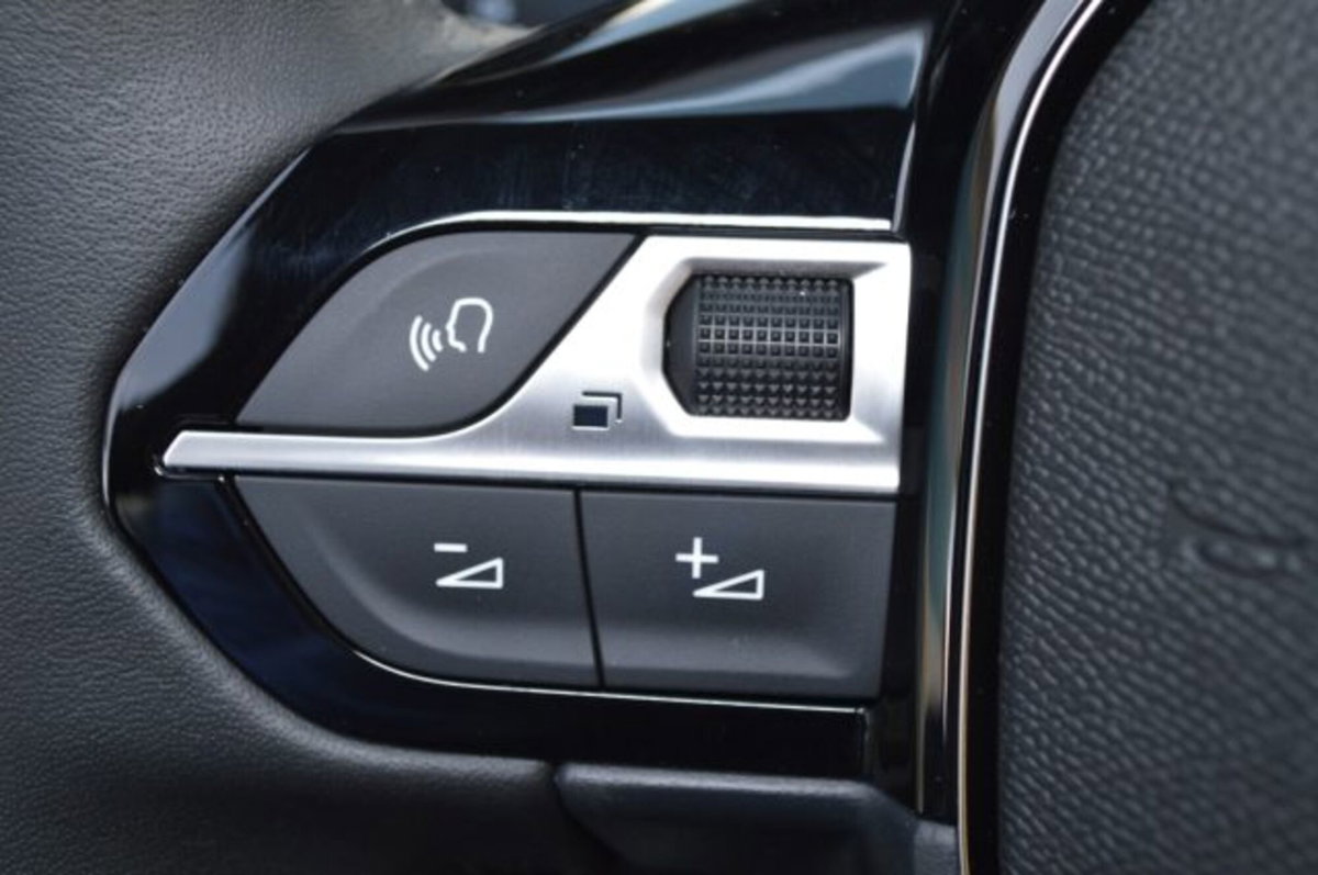 Peugeot 2008 1.2 puretech Allure s&s 100cv (13)