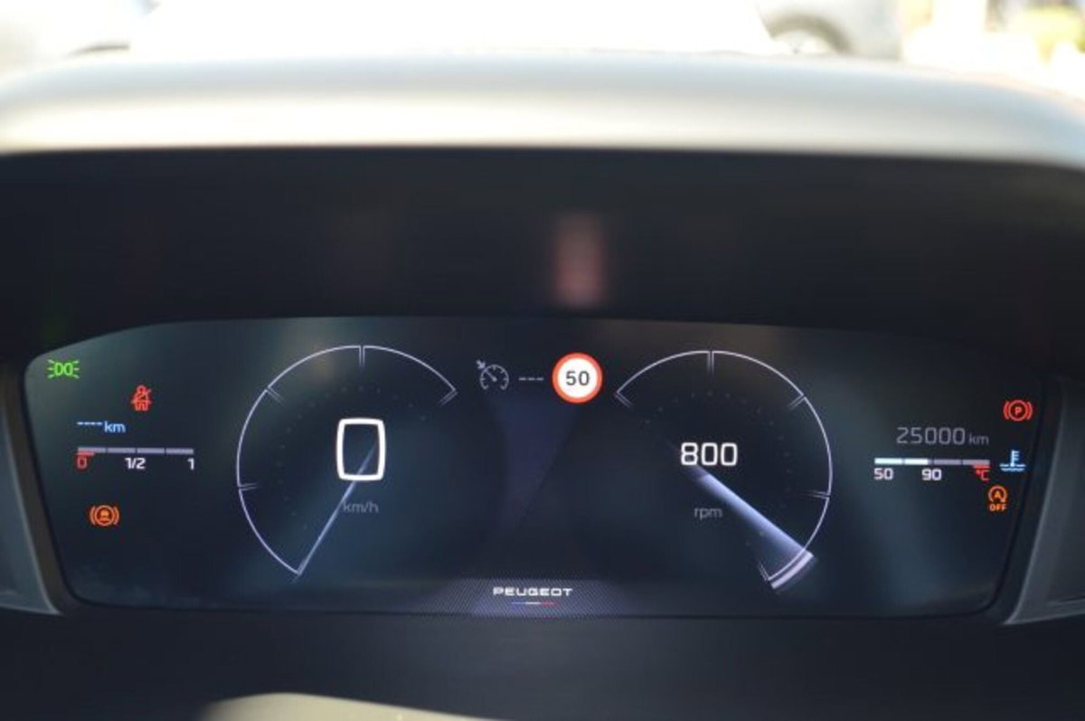 Peugeot 2008 PureTech 100 S&S Allure (11)