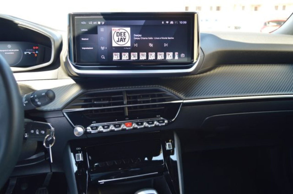 Peugeot 2008 PureTech 100 S&S Allure (12)