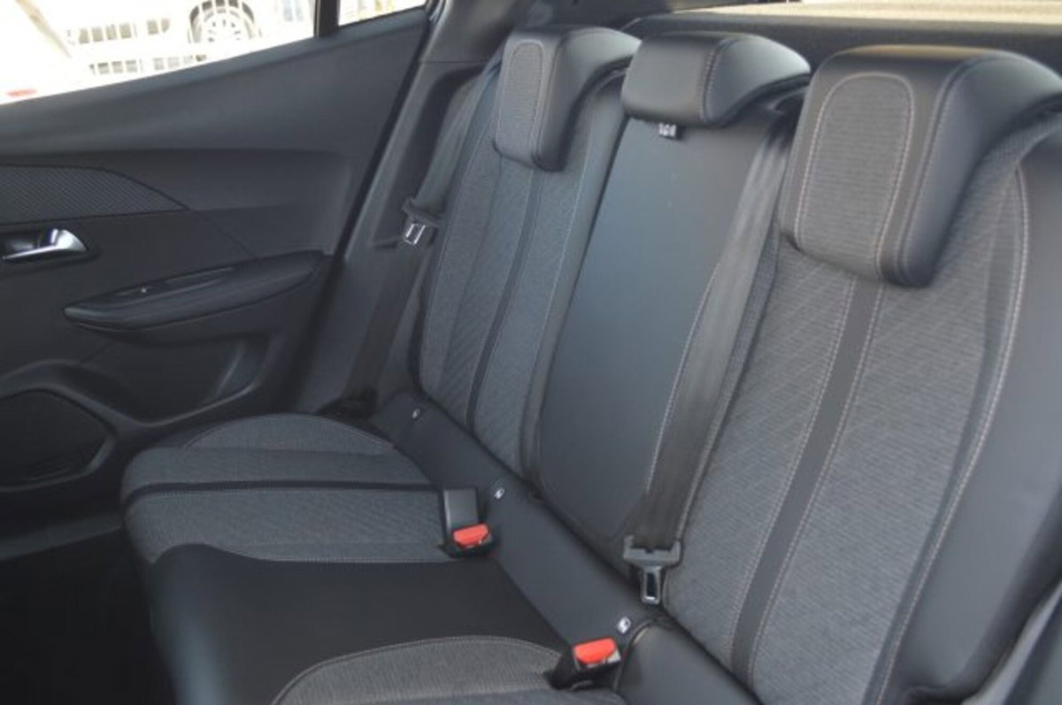 Peugeot 2008 PureTech 100 S&S Allure (9)