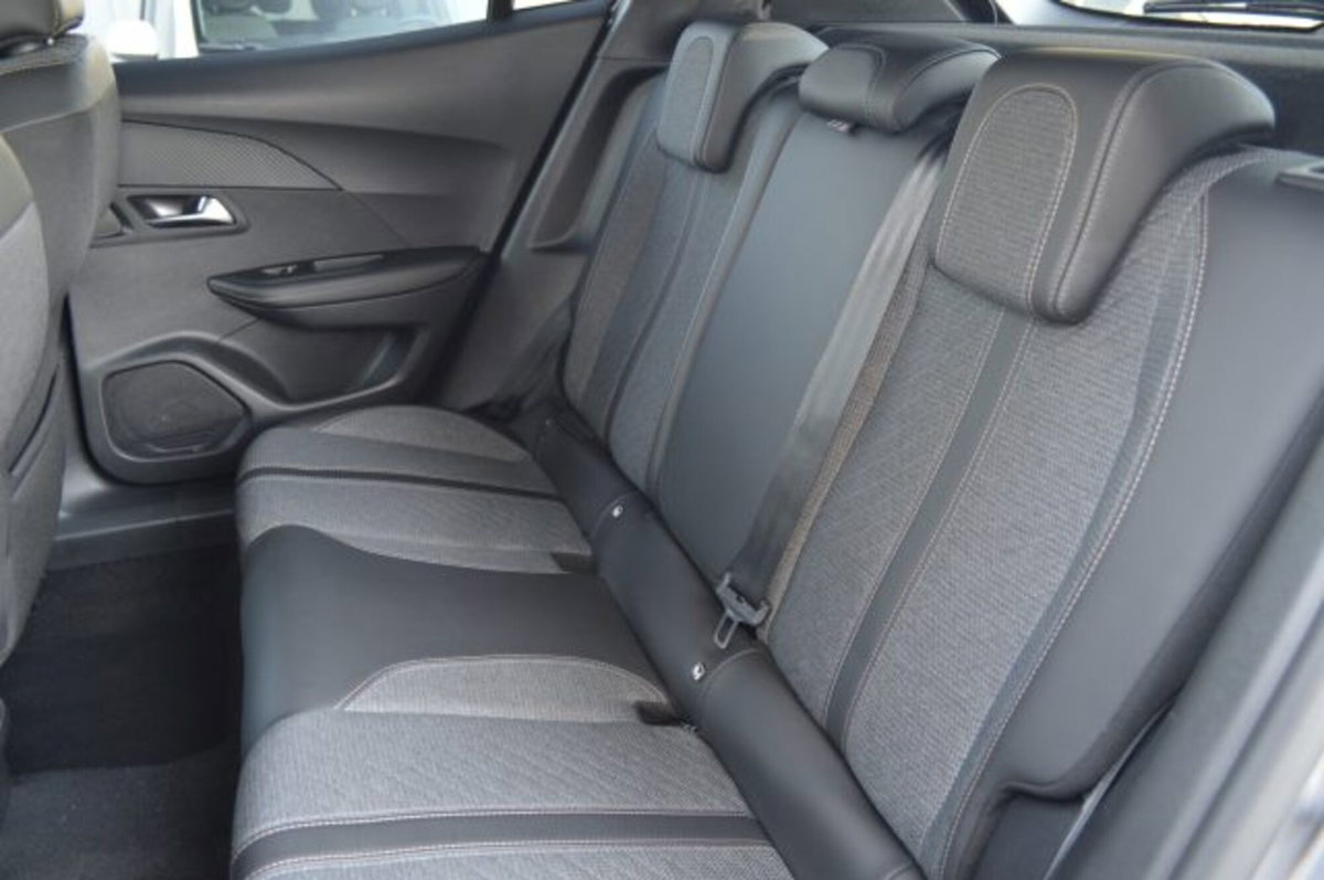 Peugeot 2008 PureTech 130 S&S EAT8 Allure Pack (9)