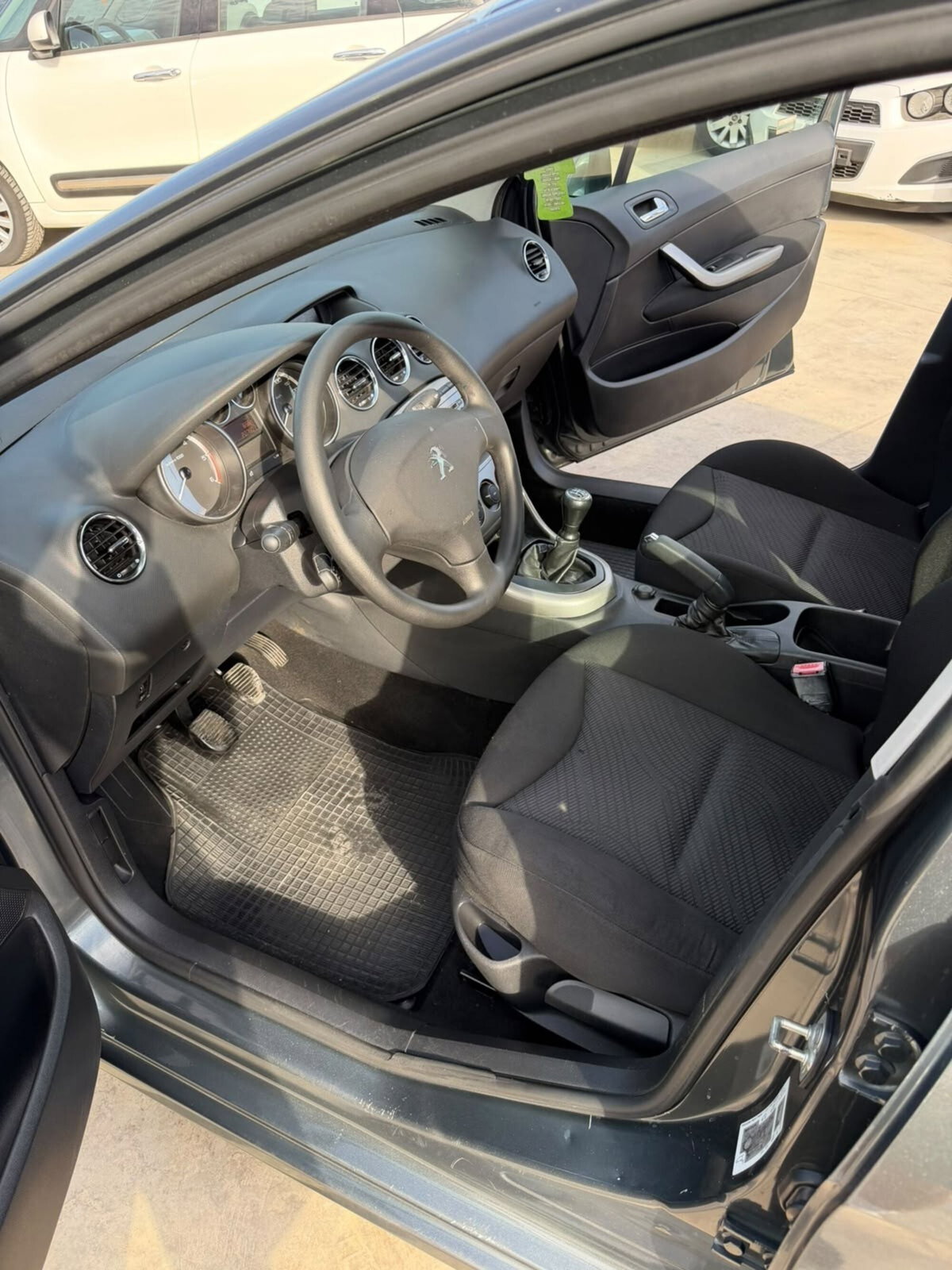 Peugeot 308 1.6 8V HDi 93CV 5p. Business (11)