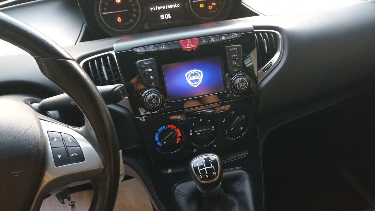 Lancia Ypsilon 1.2 69 CV 5 porte Gold (19)