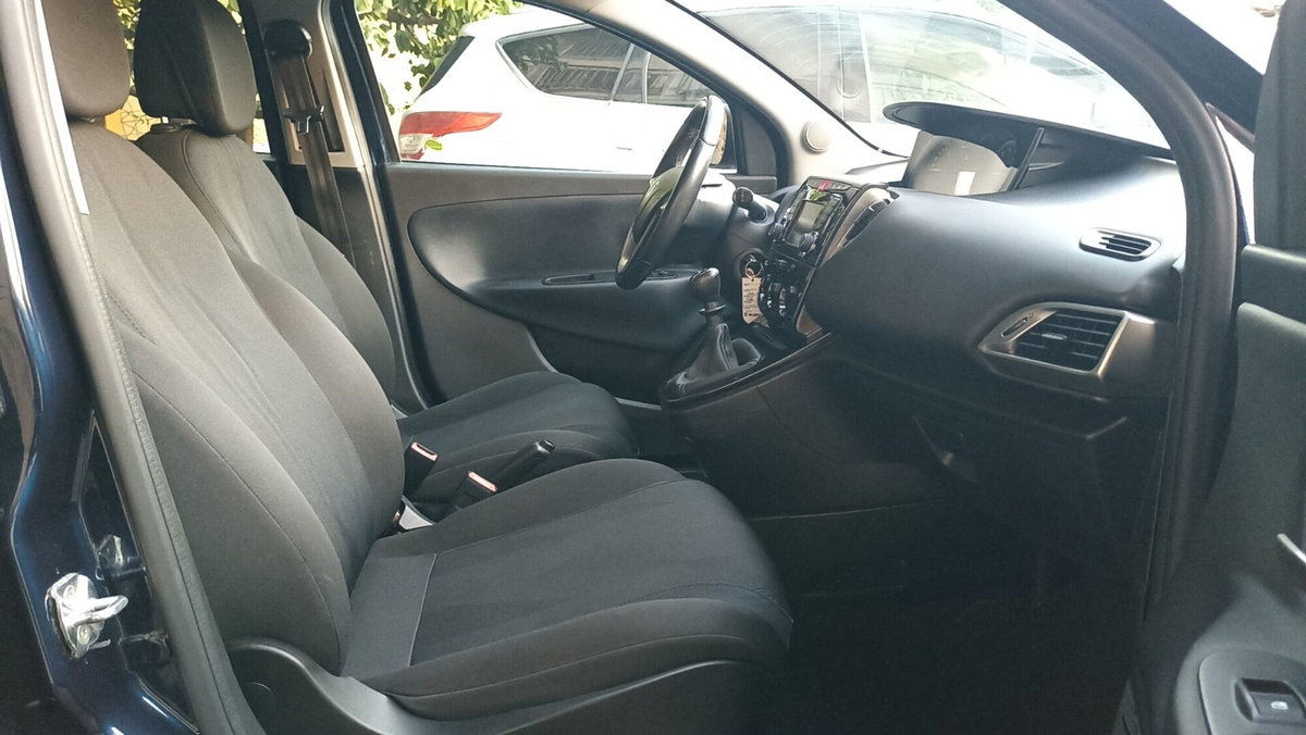 Lancia Ypsilon 1.2 69 CV 5 porte Gold (9)