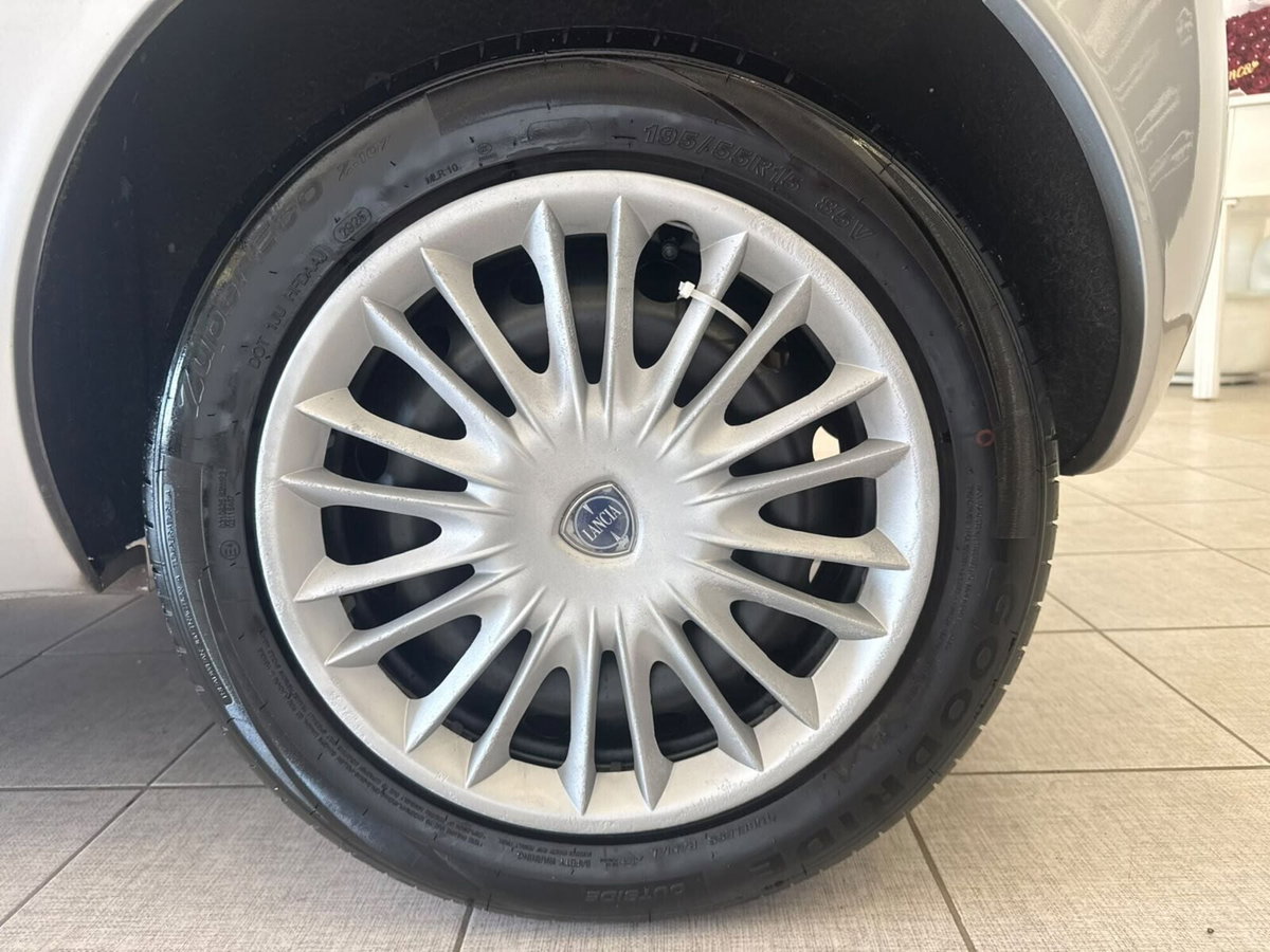 Lancia Ypsilon 1.2 Versus (14)