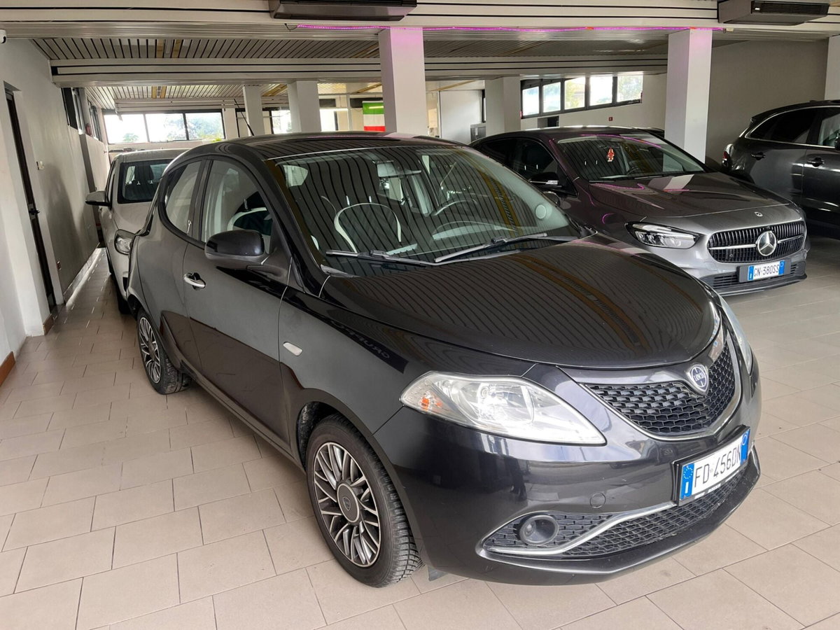 Lancia Ypsilon 1.2 69 CV 5 porte Gold (3)