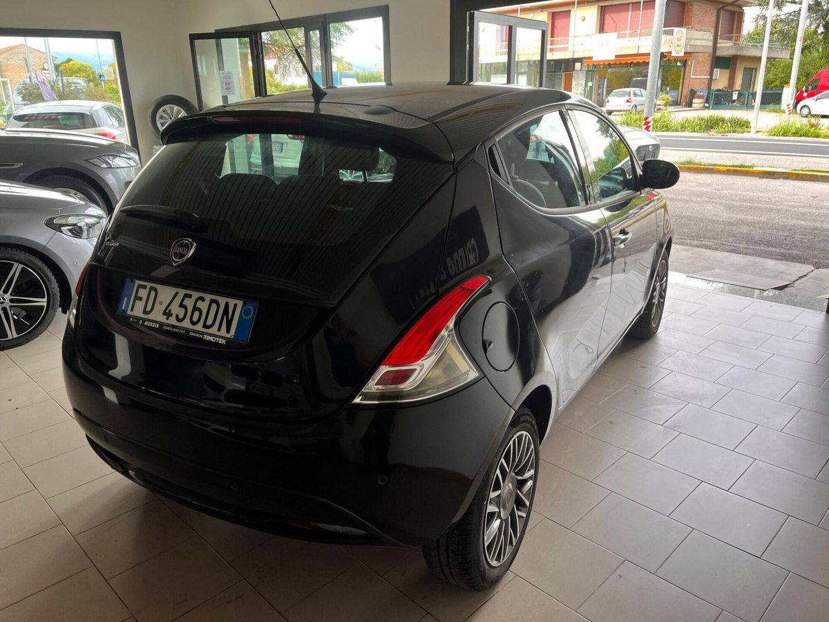 Lancia Ypsilon 1.2 69 CV 5 porte Gold (4)