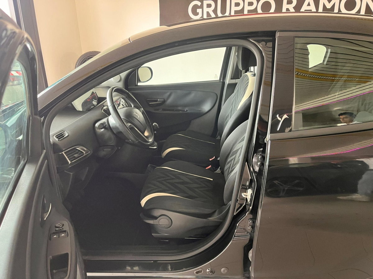 Lancia Ypsilon 1.2 69 CV 5 porte Gold (8)