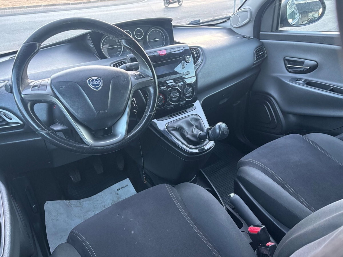 Lancia Ypsilon 1.2 69 CV 5 porte Platinum (10)
