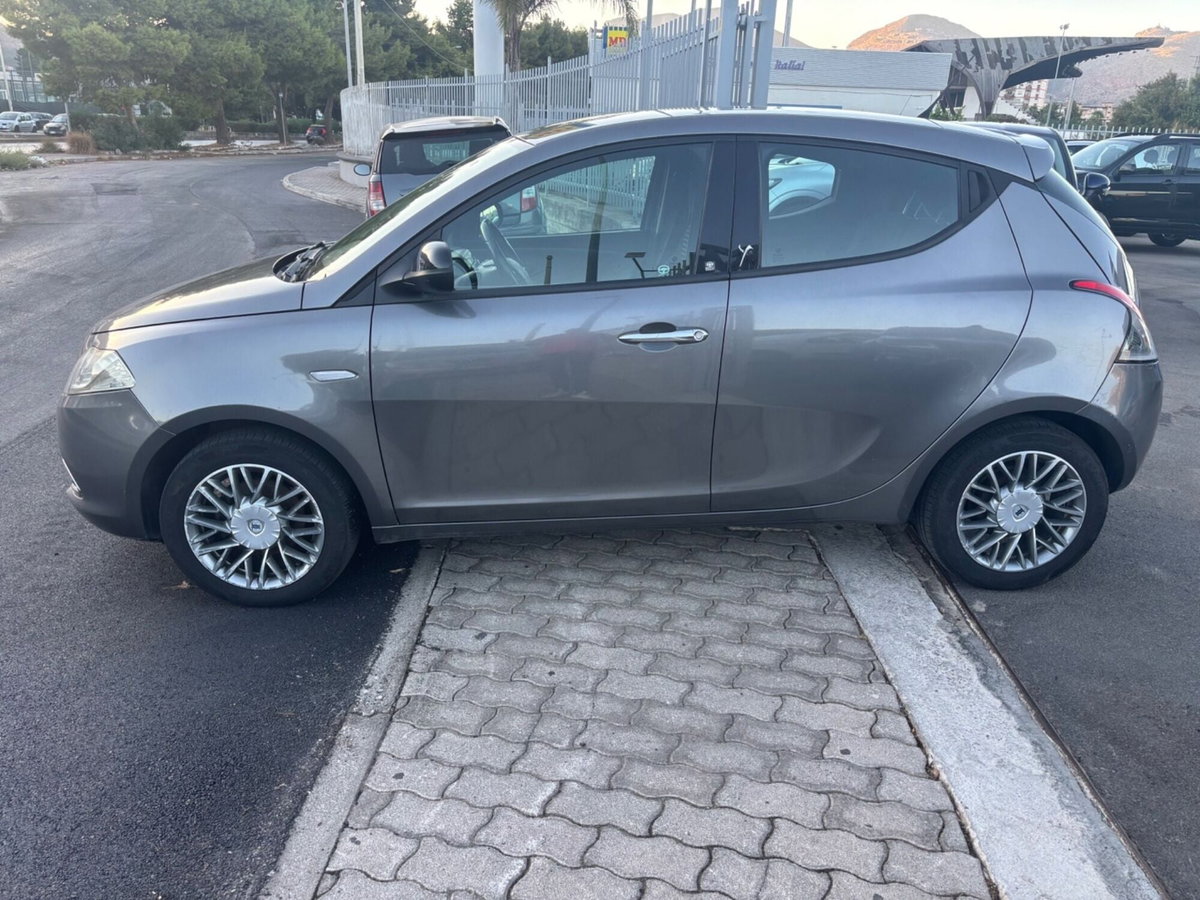 Lancia Ypsilon 1.2 69 CV 5 porte Platinum (2)