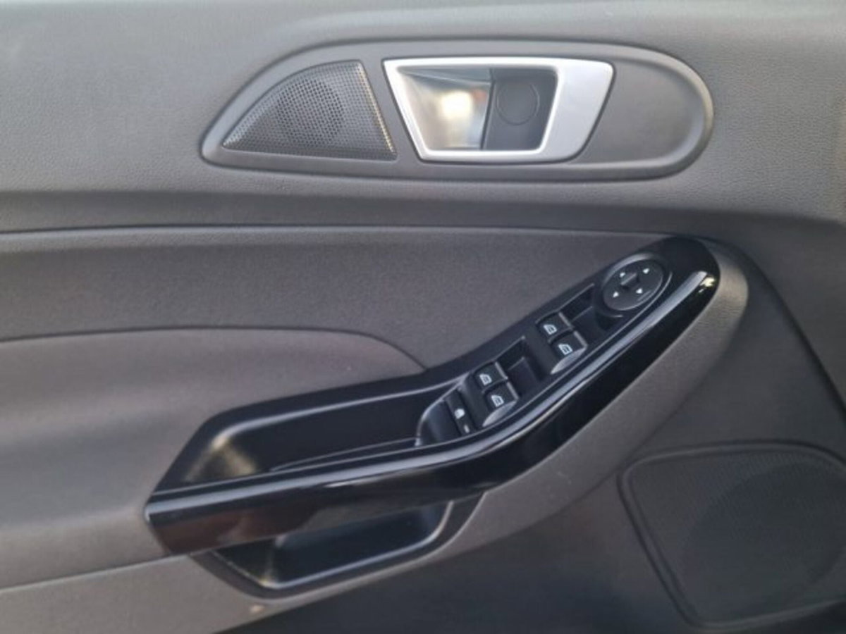 Ford Fiesta 1.5 TDCi 75CV 5 porte Titanium (12)
