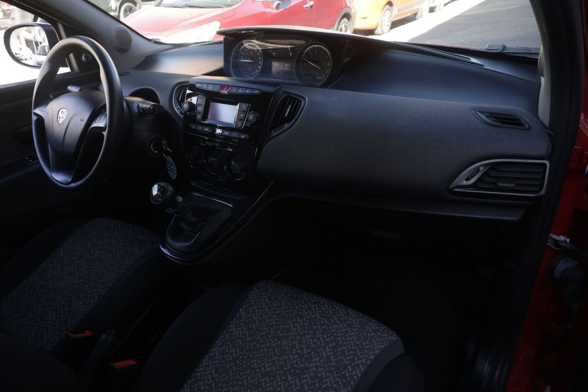 Lancia Ypsilon 1.0 FireFly 5 porte S&S Hybrid Silver Plus (7)