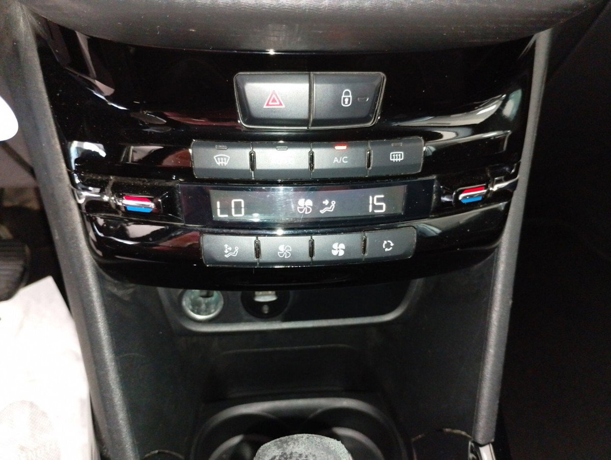 Peugeot 2008 VTi 82CV Allure (16)