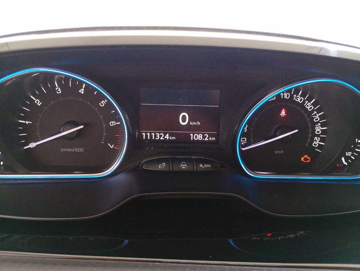 Peugeot 2008 VTi 82CV Allure (17)