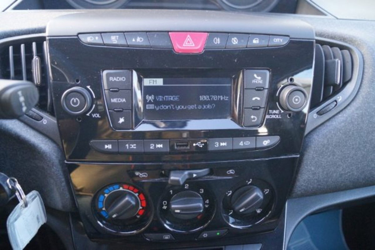 Lancia Ypsilon 1.0 FireFly 5 porte S&S Hybrid Silver Plus (12)