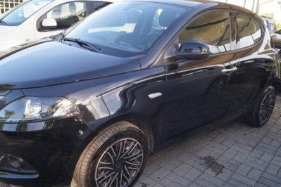 Lancia Ypsilon 1.0 FireFly 5 porte S&S Hybrid Silver Plus (2)