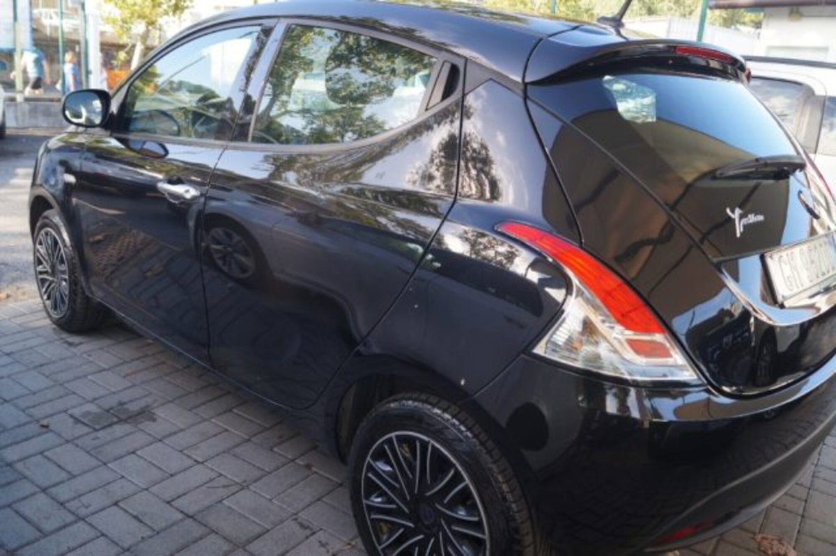 Lancia Ypsilon 1.0 FireFly 5 porte S&S Hybrid Silver Plus (6)
