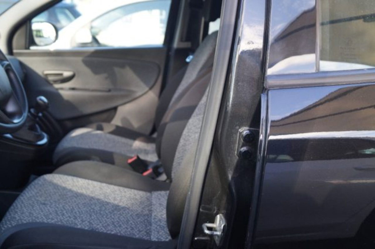 Lancia Ypsilon 1.0 FireFly 5 porte S&S Hybrid Silver Plus (8)