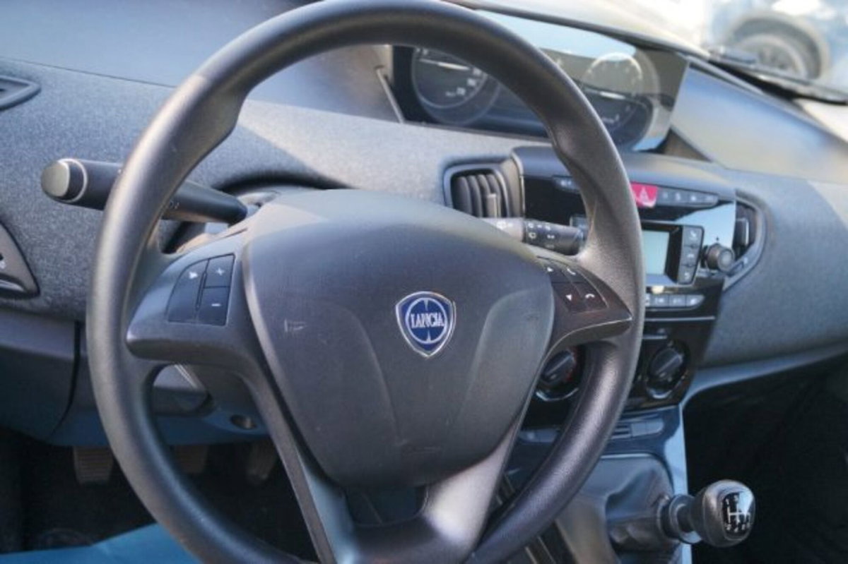 Lancia Ypsilon 1.0 FireFly 5 porte S&S Hybrid Silver Plus (9)
