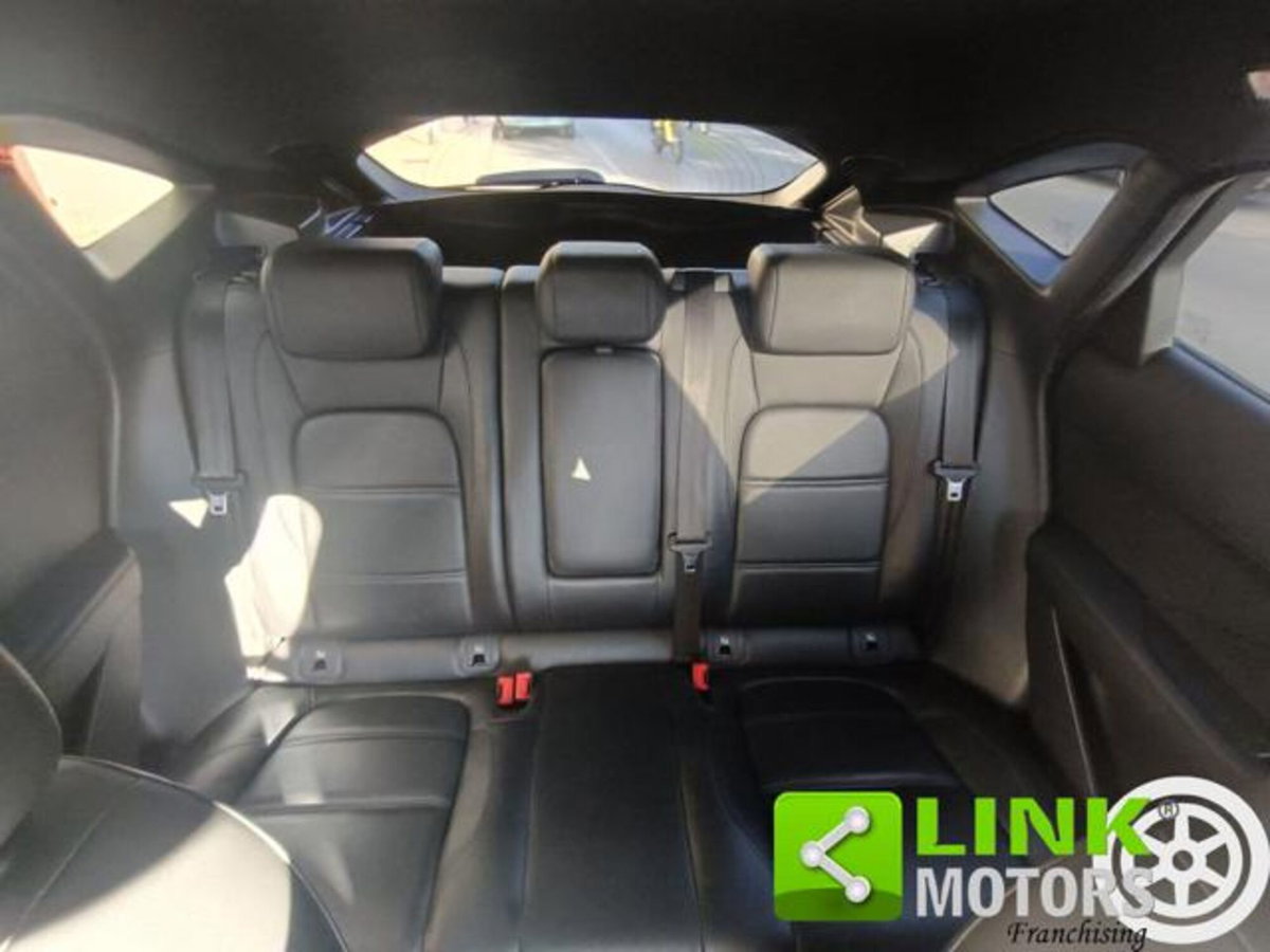 Jaguar E-Pace 2.0D 150 CV AWD R-Dynamic S (9)